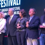 Perihan Savaş Instagram - 32. Ankara Film Festivali Aziz Nesin Emek Ödülü’nü aldım. Gurur duydum, çok teşekkür ederim 🤗😇🤩 @ankarauff @yavasmansur