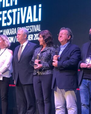 Perihan Savaş Instagram - 32. Ankara Film Festivali Aziz Nesin Emek Ödülü’nü aldım. Gurur duydum, çok teşekkür ederim 🤗😇🤩 @ankarauff @yavasmansur