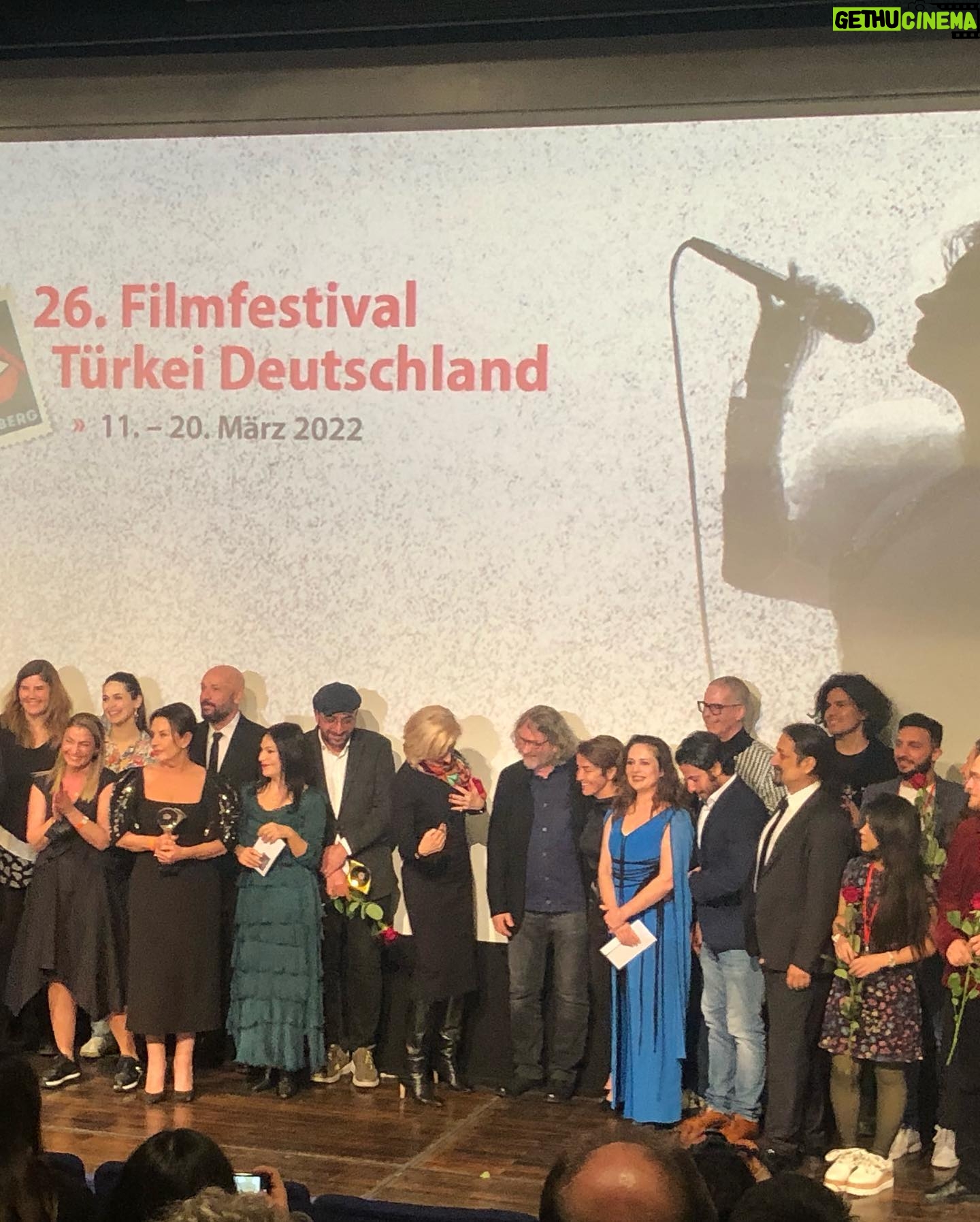 Perihan Savaş Instagram - Nürnberg festivali onur ödülümü aldım🤗emeği geçenlere çok teşekkür ederim @cestlavie.istanbul @nakishofficial @yagmurkoc @filmfestival_fftd 🙏💫😍❤️❤️