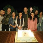 Perihan Savaş Instagram - 100.bölümümüzü kutladık iyiki çukur 👏👏🧿🎬 @iynemliarasbulut @snnztrk @boncukyilmaz @iremaltug @neocu @burakdakak__ @ece.yasar @haresurel @onererkanresmi @erkankeka oradaydın 🤔😳😂