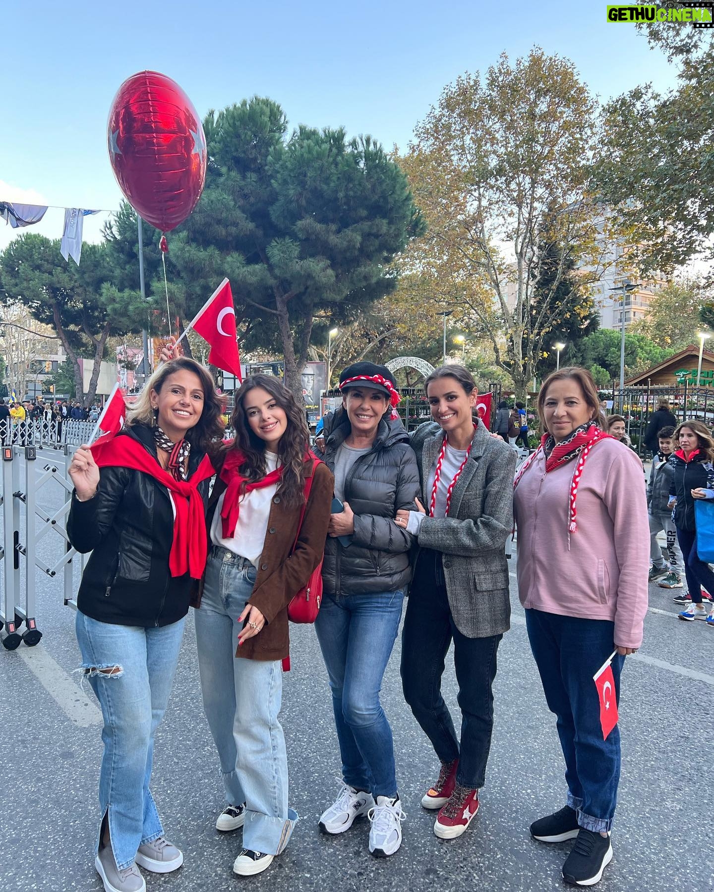 Perihan Savaş Instagram - Cumhuriyet bayramımızı kutlamaya hazırız @zubeydemelekakkas @hulle967 @melisketenci @nurtenakkas 🇹🇷🇹🇷🇹🇷🇹🇷🇹🇷