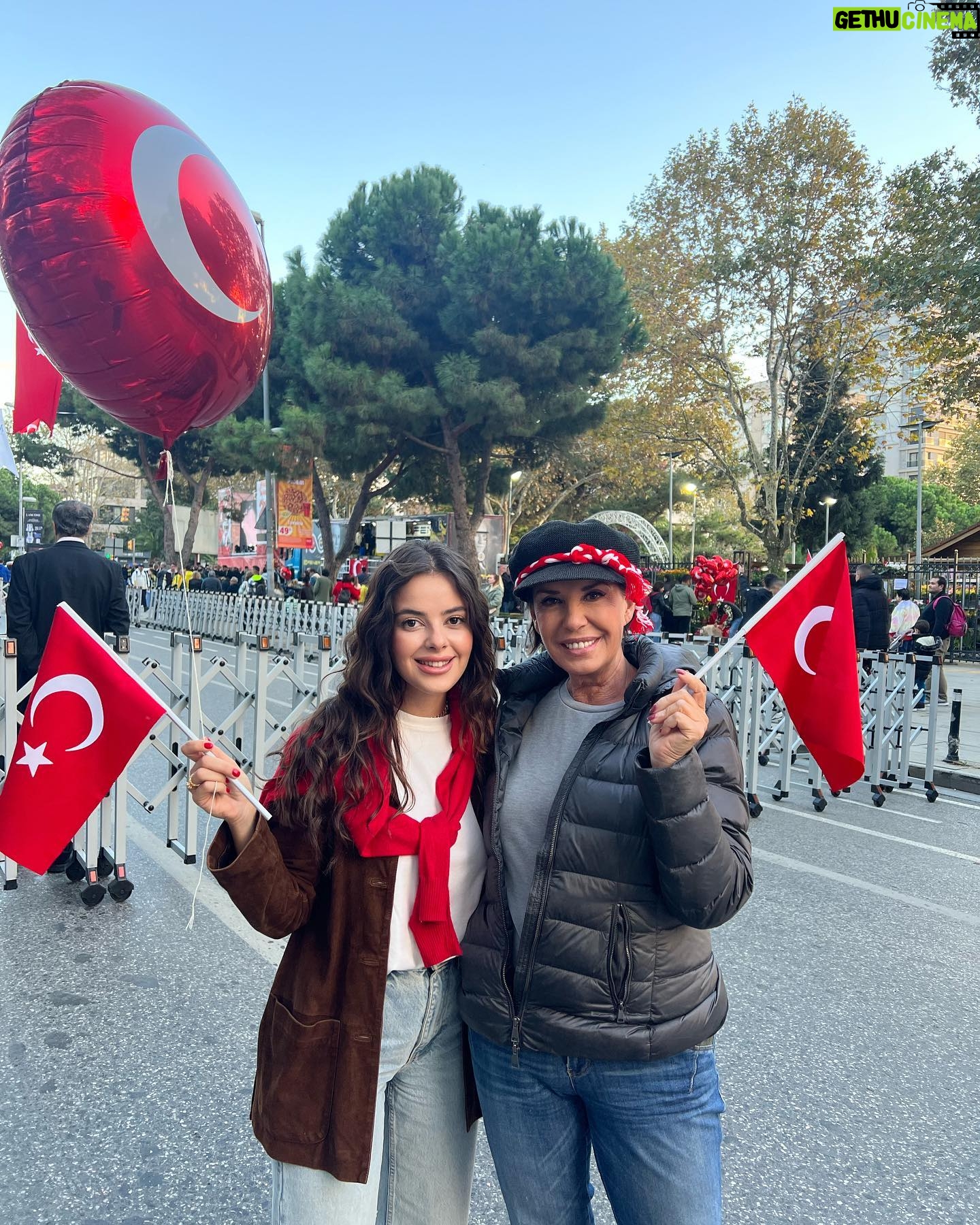 Perihan Savaş Instagram - Cumhuriyet bayramımızı kutlamaya hazırız @zubeydemelekakkas @hulle967 @melisketenci @nurtenakkas 🇹🇷🇹🇷🇹🇷🇹🇷🇹🇷
