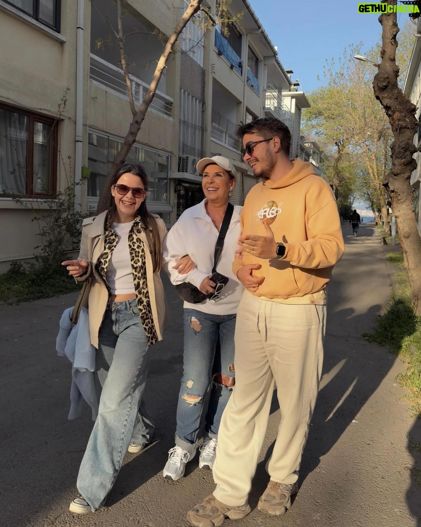 Perihan Savaş Instagram - Kınalı ada çıkartması🙌❤️💫🧿 @savaszafer @melisketenci @yigittekeli8 @ezgialgin