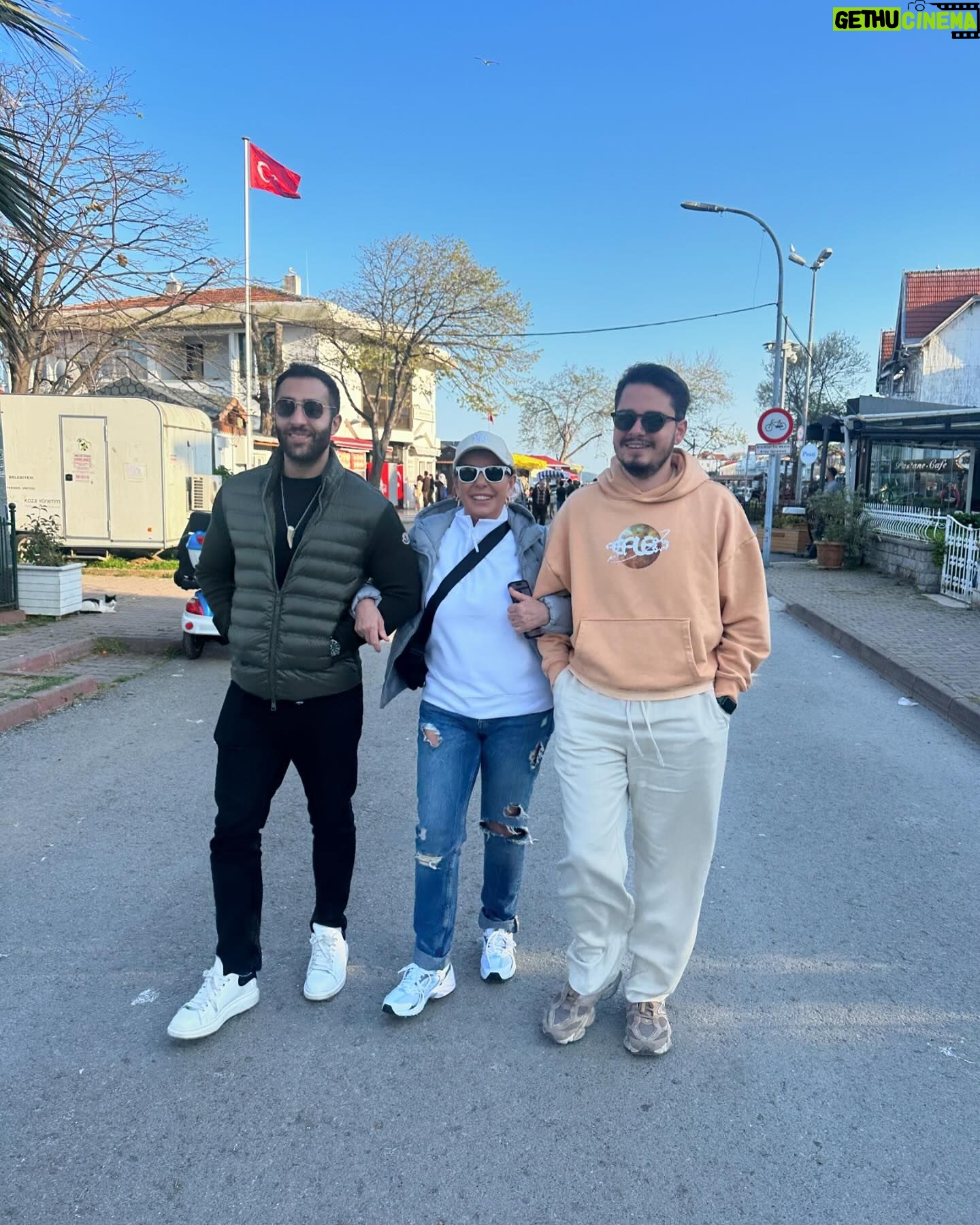 Perihan Savaş Instagram - Kınalı ada çıkartması🙌❤️💫🧿 @savaszafer @melisketenci @yigittekeli8 @ezgialgin