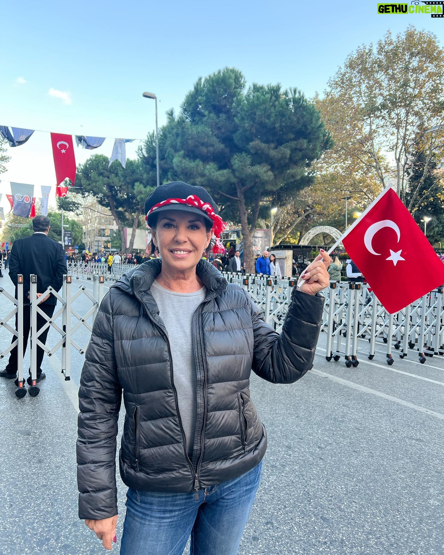 Perihan Savaş Instagram - Cumhuriyet bayramımızı kutlamaya hazırız @zubeydemelekakkas @hulle967 @melisketenci @nurtenakkas 🇹🇷🇹🇷🇹🇷🇹🇷🇹🇷