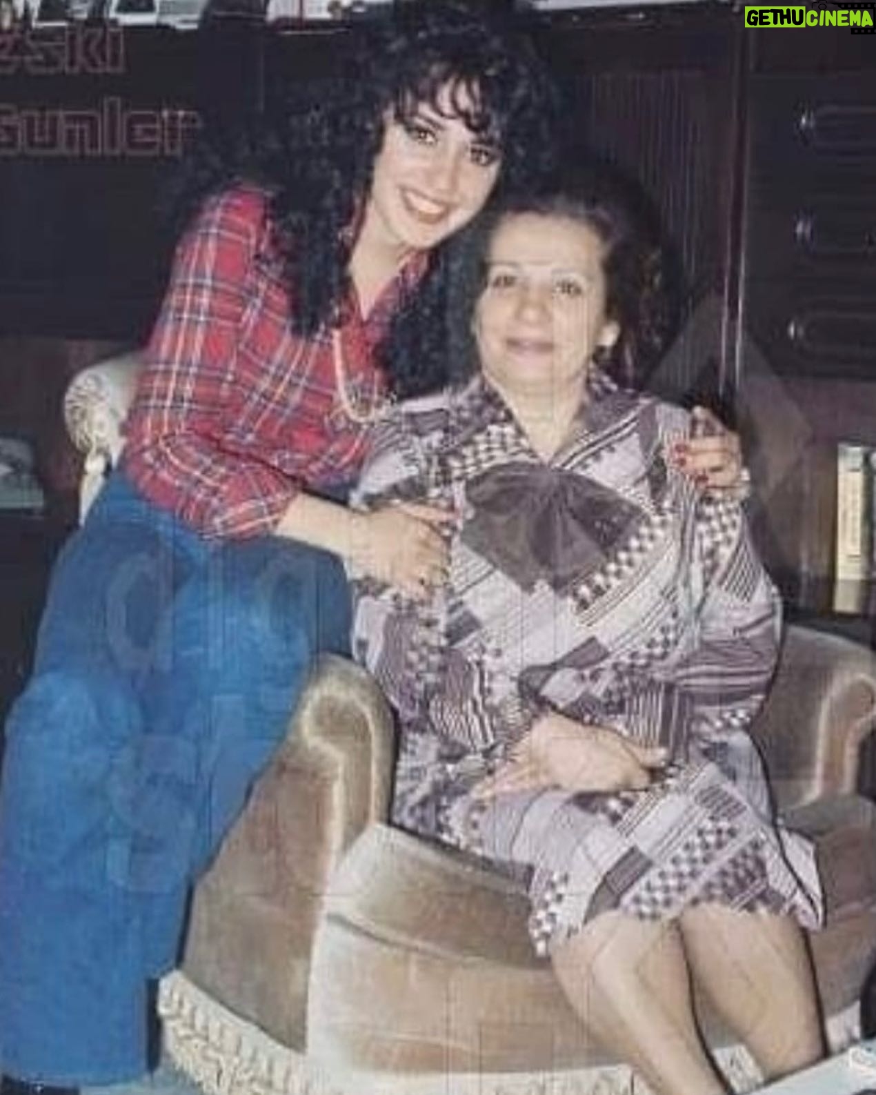 Perihan Savaş Instagram - 14 yıl oldu annem kalbimde saklısın huzurlu uyu 🙏biz iyiyiz😢😢