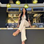 Perla Montemayor Instagram - Just me, myself and I … in somebody’s kitchen 🤪 Fui a ver una cocina que tiene una piedra parecida a la que quiero para mi casa, y terminé trepada en la barrita tomándome fotos 🤷🏽‍♀️ Gracias @electi_cabinetsrgv por la paciencia y acompañarme en el proceso 🤣
