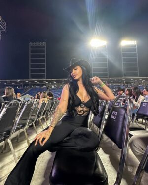 Perla Montemayor Instagram - Hoy mi alma está feliz ❤️😌👢 

@carinleonoficial 

#monterrey #mexico #nuevoleon #carinleon #concert #music #love #hat #boots