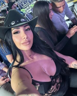 Perla Montemayor Instagram - Hoy mi alma está feliz ❤️😌👢 

@carinleonoficial 

#monterrey #mexico #nuevoleon #carinleon #concert #music #love #hat #boots