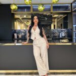 Perla Montemayor Instagram - Just me, myself and I … in somebody’s kitchen 🤪 Fui a ver una cocina que tiene una piedra parecida a la que quiero para mi casa, y terminé trepada en la barrita tomándome fotos 🤷🏽‍♀️ Gracias @electi_cabinetsrgv por la paciencia y acompañarme en el proceso 🤣