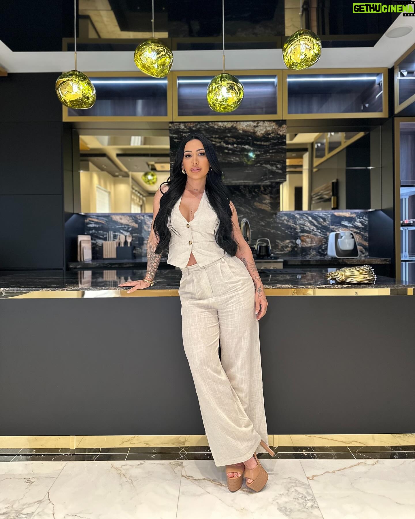 Perla Montemayor Instagram - Just me, myself and I … in somebody’s kitchen 🤪 Fui a ver una cocina que tiene una piedra parecida a la que quiero para mi casa, y terminé trepada en la barrita tomándome fotos 🤷🏽♀️ Gracias @electi_cabinetsrgv por la paciencia y acompañarme en el proceso 🤣