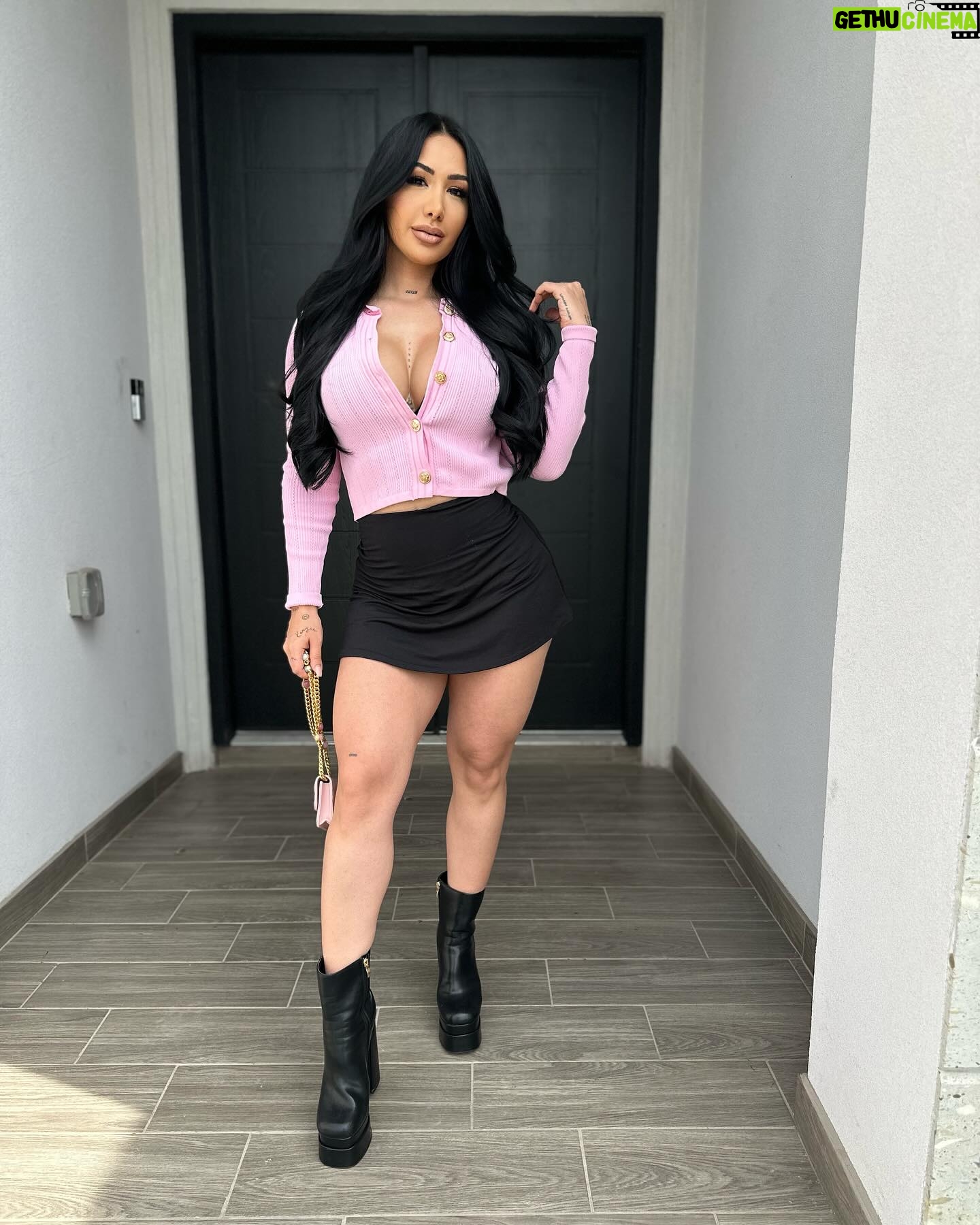 Perla Montemayor Instagram - No se ni porque traigo esa bolsa, si no me cabe más que la llave del carro 🤦🏾♀️