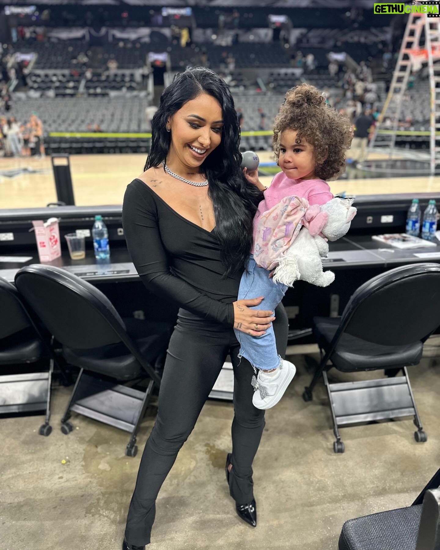 Perla Montemayor Instagram - 👽 @spurs kinda Sunday !
