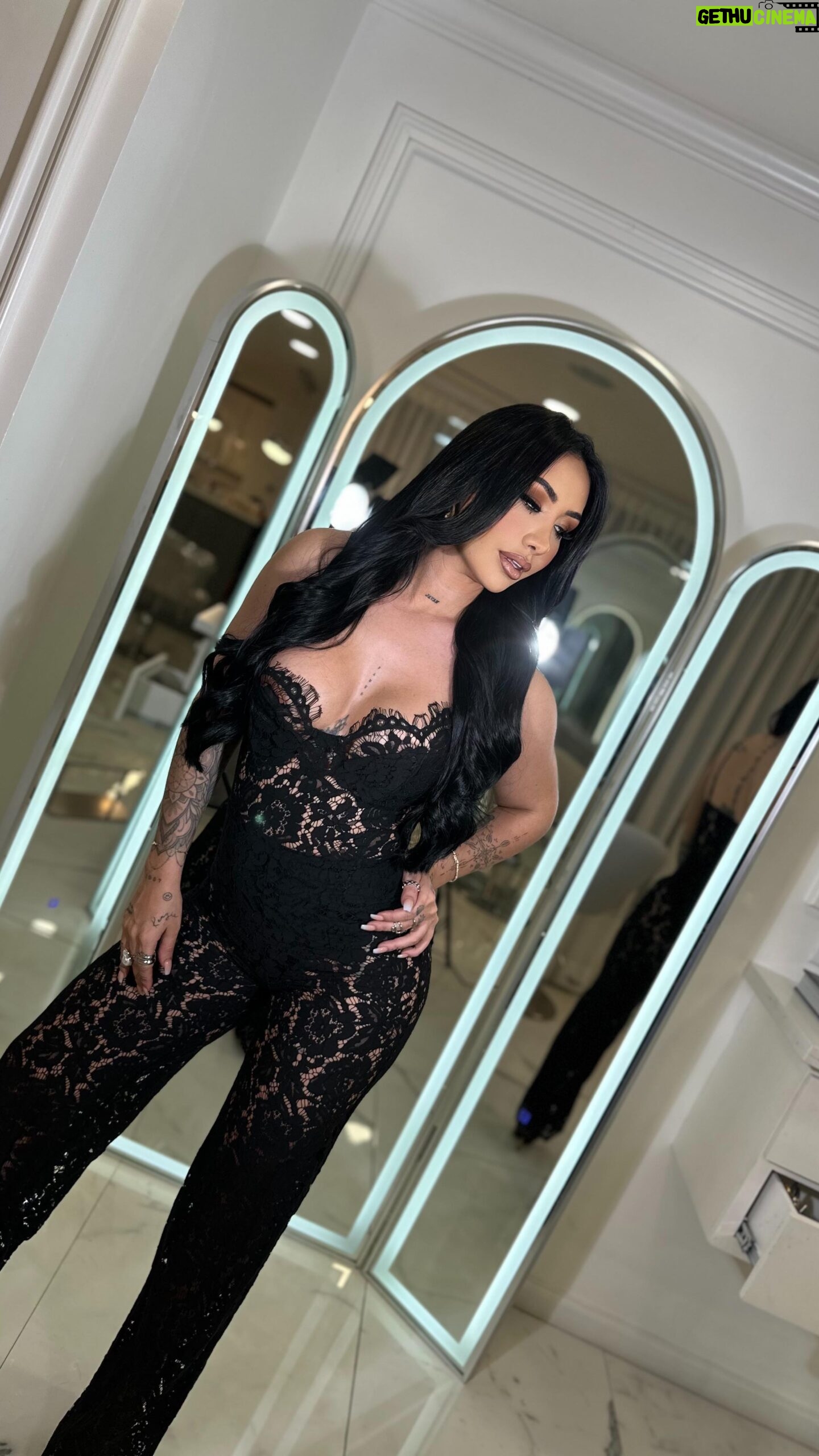 Perla Montemayor Instagram - Acompáñenme a mi retoque de tinte mensual con @bluminahair … además hoy decidimos cambiar a Extenciones de clip, así es mucho más cómodo por mis entrenos. No, mi tono natural no es negro, pero es mi favorito y cada 4-6 semanas vengo para poder mantener ese tono y brillo que a ustedes tanto les encanta. Les gusta … o volvemos al rubio??? 😂😂😂