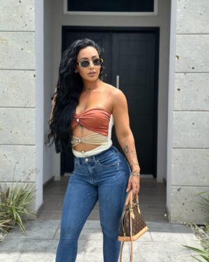 Perla Montemayor Instagram - No me pude decidir… ¿1,2,3 o 4? 

Santi amo la última … esa es la que menos me gustó a mí 😂
