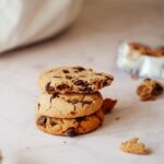 Perla Montemayor Instagram – Es súper común abrir alguno de mis dms y leer esta pregunta… ¿porque se me antoja tanto el chocolate cuando me va a bajar o me está bajando? ¿Como le haces para controlar los antojos en esos días? 

Hay varias razones, platiquémoslo. 

1️⃣ Porque las fluctuaciones hormonales aumentan el apetito: 
durante el spm hay un par de hormonas importantes: los estrógenos y la progesterona. Por un lado, nos baja la producción de estrógenos, y por otro, sube la progesterona. Esta última es la responsable de que aumente el apetito durante estos días.

2️⃣Porque durante la premenstruación tenemos cambios de humor: los cambios de humor (tristeza, ataques de ira o enfado, etc) son una realidad estos días. El chocolate estimula la producción de serotonina, uno de los neurotransmisores que generan sensación de felicidad. El cuerpo intenta compensar estos cambios comiendo 🍫 

3️⃣Porque sentimos sensación de fatiga: el magnesio que contiene el chocolate, ayuda a reducir la sensación de cansancio.

4️⃣Porque nos bajan los niveles de azúcar en sangre: los niveles de azúcar en sangre los regula la insulina, en  la menstruación suelen bajar porque disminuye la sensibilidad celular a la acción de esta. Ósea, nos cuesta más regular la cantidad de glucosa, y es normal que se activen los mecanismos del apetito.

Pero, como siempre hay algunas formas de coautor estos alimentos de una manera más saludable sobre todo en esos días, o incluso en momentos del día donde queremos darnos ese permisito de disfrutar el balance de la vida 🤤 

Encuentra esta opción más saludable y súper deliciosa, llena de proteína que seguirá acercándote a tu meta en www.perlamont.com