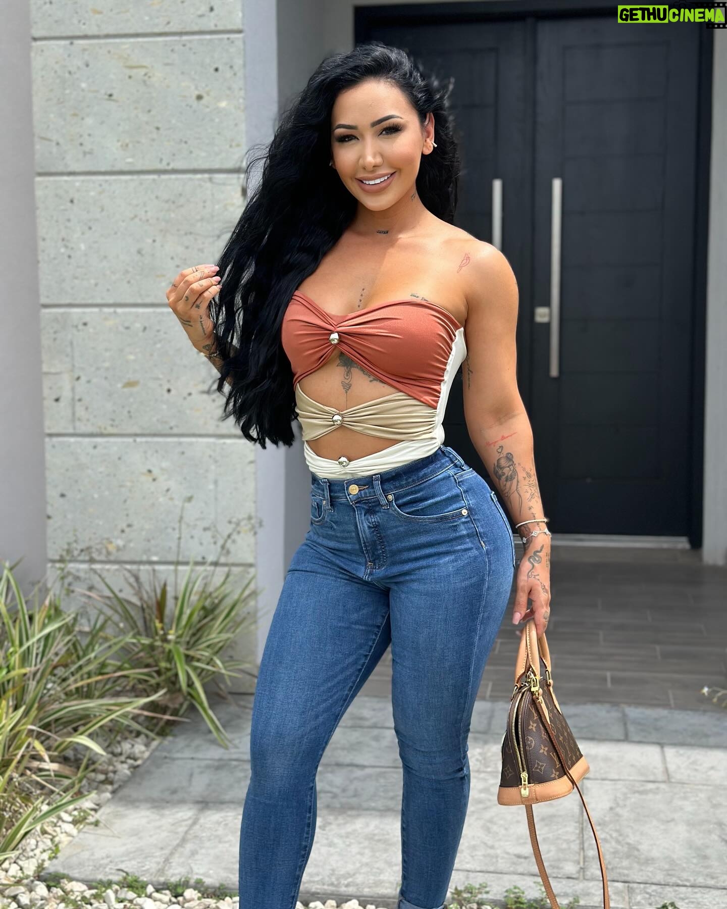 Perla Montemayor - 2.8K Likes - No me pude decidir… ¿1,2,3 o 4?
Santi amo la última … esa es la que menos me gustó a mí 😂