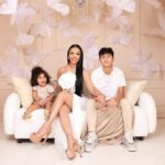 Perla Montemayor Instagram - Les digo que los amo tantas veces al día que sería imposible contarlas. Y no lo digo por costumbre, por hábito o por solamente decir algo o iniciar conversación… Lo hago para recordarles que sin duda alguna son, y serán siempre lo más maravilloso que tenga en la vida. Que respirar tiene sentido desde que compartimos el mismo aire. Santi, Javan, Kenzie, mami les ama. 📸 @ricardoayala