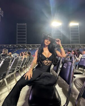 Perla Montemayor Instagram - Hoy mi alma está feliz ❤️😌👢 

@carinleonoficial 

#monterrey #mexico #nuevoleon #carinleon #concert #music #love #hat #boots