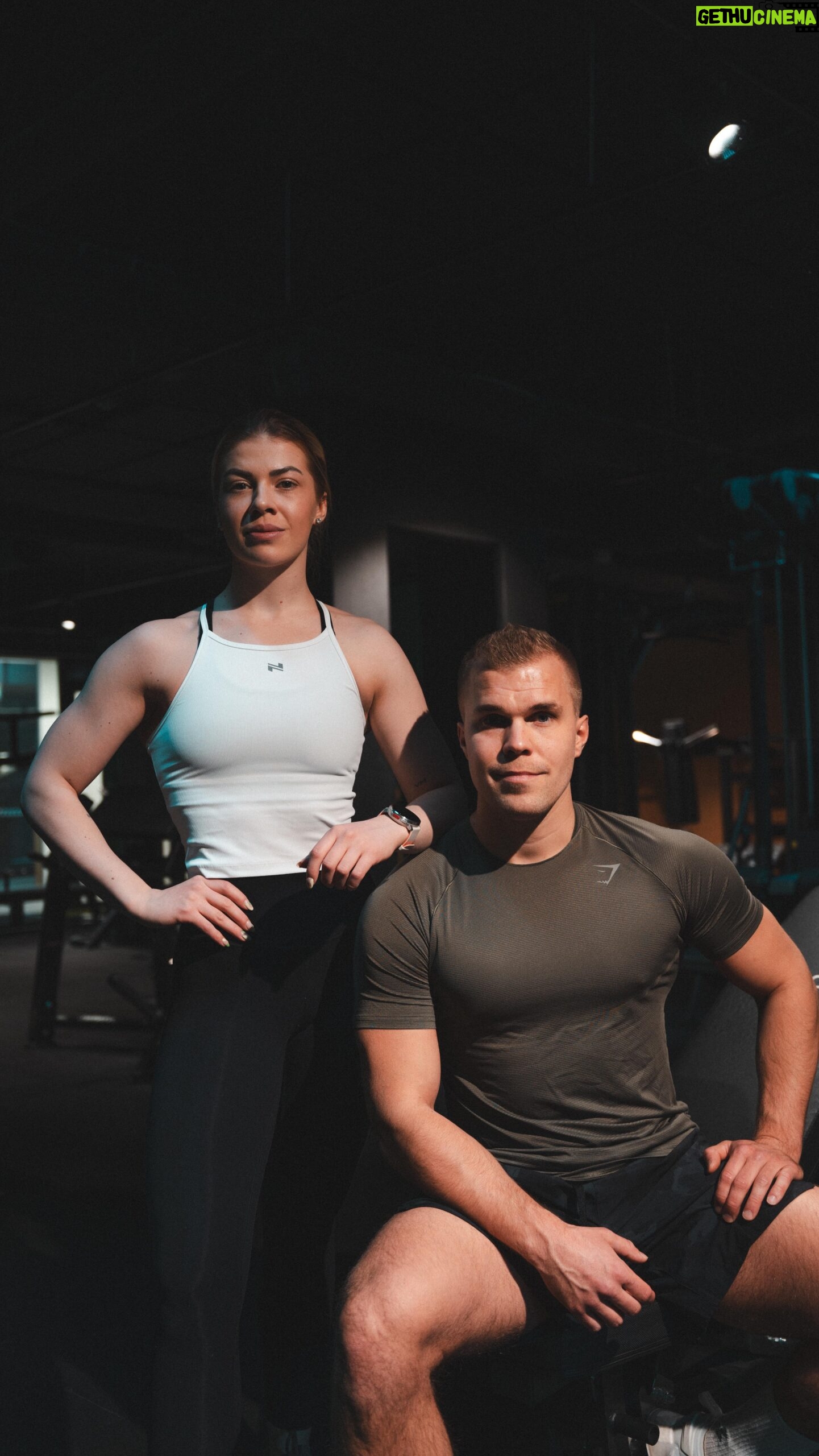 Pernilla Böckerman Instagram - Valtavan suosion saavuttanut ATHLETIC 2.0 valmennus on täällä taas! 🔥 ATHLETIC 2.0 on kahdeksan viikon intensiivinen valmennus, joka yhdistää takuuvarmoja tuloksia tuovan treeniohjelman ja ruokavalion. Valmennus on saatavilla sekä naisille että miehille! 💪🏼📈 Tiedot: ✅ Startti 15.4.2024. ✅ 8 viikon valmennus. Materiaalit käytettävissä 12 viikkoa ✅ Early bird 99€. Voimassa 16.4. Norm. hinta 119€ ✅ Käytä kaverietua ja saat valmennuksen 20% halvemmalla kuin itse hankittuna! Tarkemmat tiedot tarinassa! ✅ Kaikki materiaali omassa Versus-sovelluksessa Treenit: ▫️Tehokkaan, monipuolisen ja nousujohteisen treeniohjelman tavoitteena on lisätä suorituskykyä, voimaa ja nopeutta. ▫️Valittavissa sopiva treenimäärä 2,3 tai 4 x viikossa (3 eri treeniohjelmaa) ▫️Jokaisessa treenissä valmistavat fyssariliikkeet ▫️Sovellukseen voit merkitä tehdyt toistot ja käytetyt painot, joka näyttää kehityksen reaaliajassa ▫️Jokaisesta treeniliikkeestä löytyy ohjattu video, jossa liike käydään läpi, lisäksi ohjeet myös tekstillä Ruokavalio: 🍴 Valittavissa malli, jossa ei punnita tai lasketa kaloreita sekä tarkempi malli, jossa oma energiankulutus arvioidaan Versus-laskurilla ja sen jälkeen valitaan sopiva energiamäärä 🍴 Jokaiselle aterialle löytyy useampia erilaisia variaatioita (aamupala, lounas, päivällinen, välipala ja iltapala) Sovellus: 📱Valmennuksessa on oma ryhmächat, jossa saa vertaistukea ja tsemppiä muilta osallistujilta sekä valmentajilta! 📱 Chat-ominaisuuden lisäksi sovelluksessa on oma kysymysfoorumi, jossa voi kysyä mitä vaan valmennukseen liittyvää Bion linkin kautta mukaan! Tervetuloa 🔥