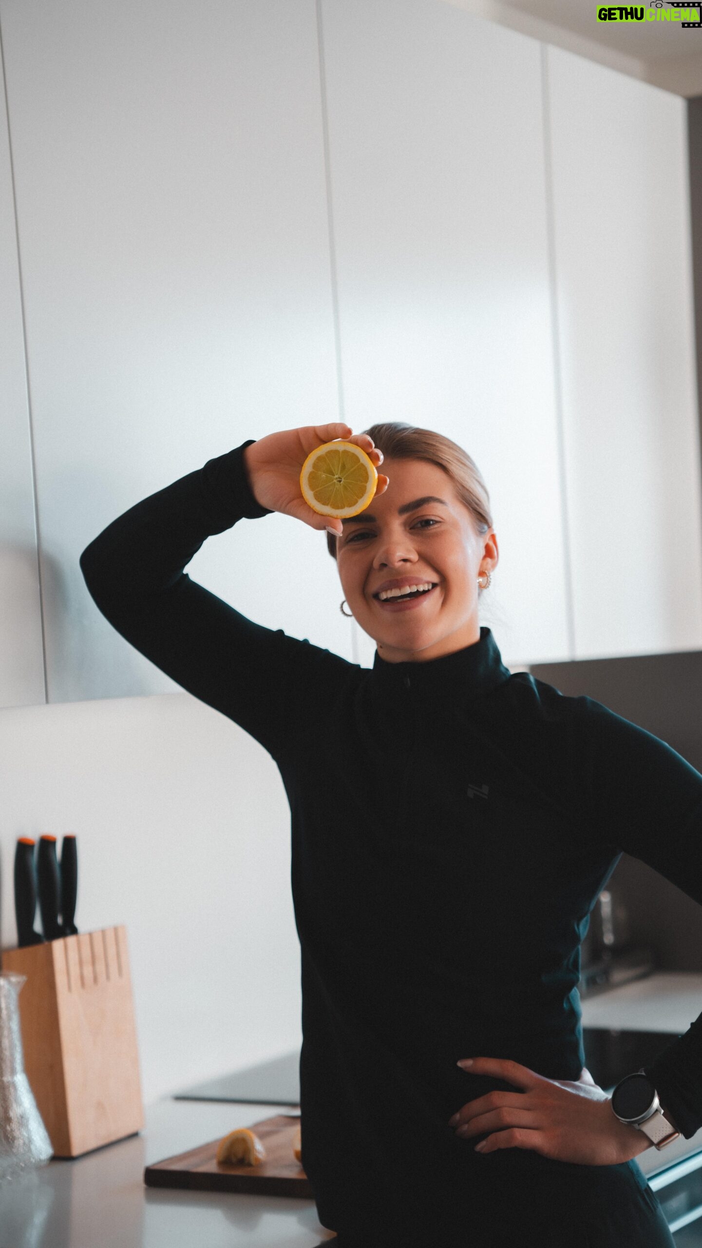 Pernilla Böckerman Instagram - Mainos @ruokamessuthelsinki Arvonta 🫶🏼 Ruokamessut järjestetään Messukeskuksessa 19.-21.4.2024. ensimmäistä kertaa. Tapahtumasta löydät monipuolista ohjelmaa ja herkullisia makuelämyksiä 💭🍴Voit löytää minut Salvia-lavalla lauantaina klo. 13:00 - 13:30 puhumassa aiheesta ”Ruoka ja urheilu aktiivisen nuoren ihmisen elämässä”. Tervetuloa kuuntelemaan! 🩵 Tapahtuma on Suomen suurin ruoka- ja juomatapahtuma! Jos haluaisit osallistua, niin nyt voit voittaa liput itsellesi ja ystävällesi! 👉🏼 Osallistu arvontaan kommentoimalla, kenen kaverin kanssa haluaisit mennä Ruokamessuille ja voitte voittaa liput! Arvon kahdelle seuraajalle liput ja molemmat setit sisältää 2 lippua. Arvonta päättyy huomenna 14.4.2024. klo. 18. Olen voittajiin yhteydessä Instagramissa yksityisviestillä. Instagram ei sponsoroi, suosittele tai hallinnoi kampanjaa millään tavalla. Meta ei ole mukana arvonnassa. #ruokamessut #ruoka2024 #messukeskus