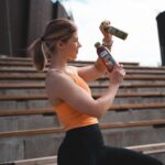 Pernilla Böckerman Instagram - Mainos @humblesmoothie arvonta 🧡 Tehokas porrastreeni arkeen! Tallenna video ja kokeile itse! 💪🏼 15 minuutin AMRAP (As Many Rounds as Possible) seuraavasti 👇🏻 Jokainen porrastaso juosten Jokatoinen porrastaso juosten 5 punnerrusta Jokainen porrastaso juosten 5 syväkyykkyhyppyä Jokatoinen porrastaso juosten 5 tasahyppyä Jokainen porrastaso juosten Otin mukaan pienen Viher smoothien treenille, niin saan jotain terveellistä syötävää heti treenin jälkeen! 🥰🍏 Humblet on nyt saatavilla myös isossa pullossa, sopii täydellisesti jaettavaksi isompaan porukkaan tai vaikka treenikavereille! Arvonnan säännöt ja ohjeet: ✨ Kommentoi kenen kanssa haluaisit nauttia smoothieita ✨ Seuraa @humblesmoothie & @pernillabockerman ✨ Arvontaan voit osallistua niin monta kertaa kun haluat = Olet mukana arvonnassa! Osallistumisaika on 22.5.-29.5. kello 12.00 saakka. Yksi (1) onnekas voittaa kuukauden smoothiet. Yhteensä 30 pulloa lempparimakua. Humble on voittajaan yhteydessä yksityisviestillä instagramissa. Instagram ei sponsoroi, suosittele tai hallinnoi kampanjaa millään tavalla. Meta ei ole mukana arvonnassa. #yourhumble