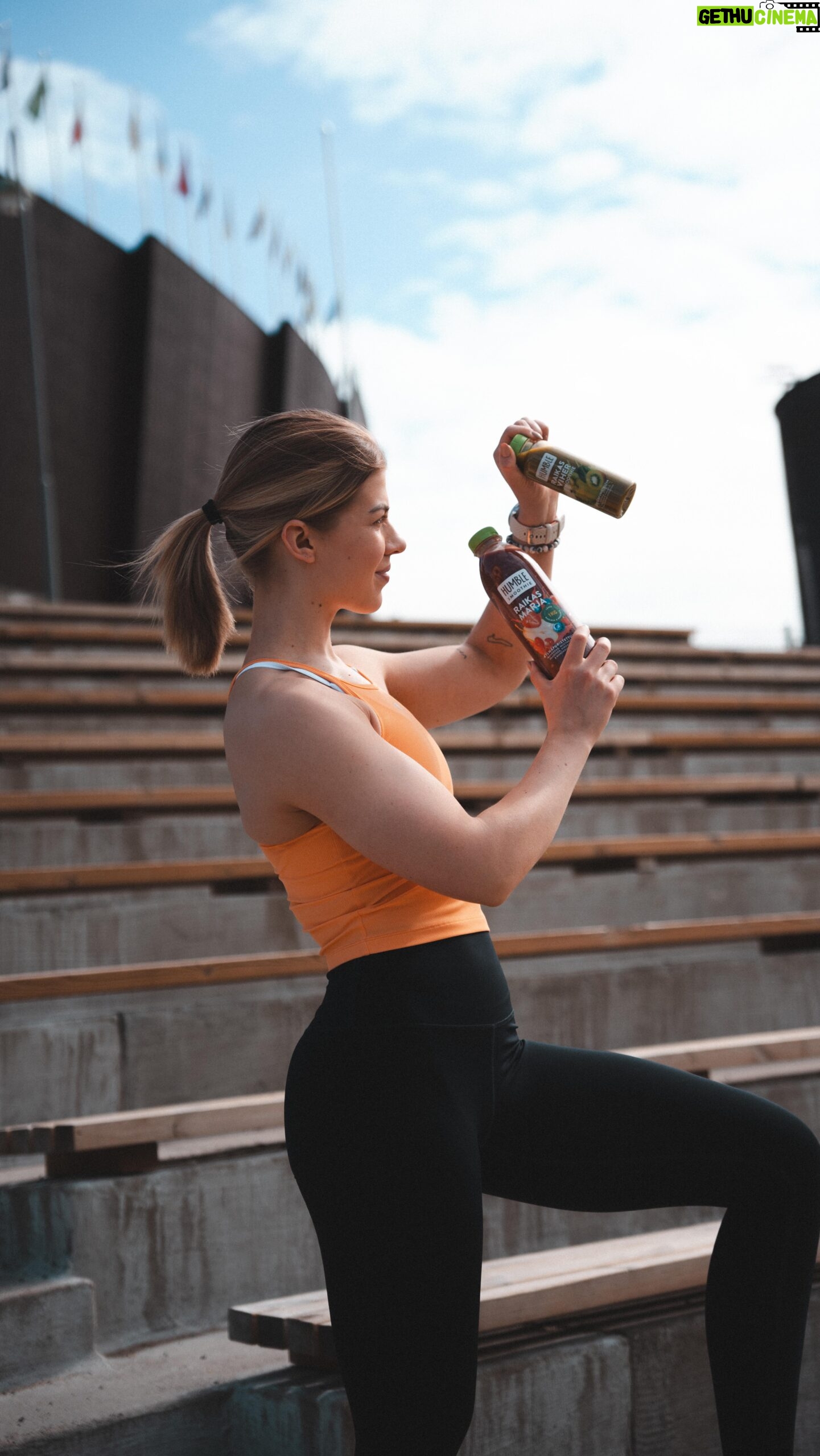Pernilla Böckerman Instagram - Mainos @humblesmoothie arvonta 🧡 Tehokas porrastreeni arkeen! Tallenna video ja kokeile itse! 💪🏼 15 minuutin AMRAP (As Many Rounds as Possible) seuraavasti 👇🏻 Jokainen porrastaso juosten Jokatoinen porrastaso juosten 5 punnerrusta Jokainen porrastaso juosten 5 syväkyykkyhyppyä Jokatoinen porrastaso juosten 5 tasahyppyä Jokainen porrastaso juosten Otin mukaan pienen Viher smoothien treenille, niin saan jotain terveellistä syötävää heti treenin jälkeen! 🥰🍏 Humblet on nyt saatavilla myös isossa pullossa, sopii täydellisesti jaettavaksi isompaan porukkaan tai vaikka treenikavereille! Arvonnan säännöt ja ohjeet: ✨ Kommentoi kenen kanssa haluaisit nauttia smoothieita ✨ Seuraa @humblesmoothie & @pernillabockerman ✨ Arvontaan voit osallistua niin monta kertaa kun haluat = Olet mukana arvonnassa! Osallistumisaika on 22.5.-29.5. kello 12.00 saakka. Yksi (1) onnekas voittaa kuukauden smoothiet. Yhteensä 30 pulloa lempparimakua. Humble on voittajaan yhteydessä yksityisviestillä instagramissa. Instagram ei sponsoroi, suosittele tai hallinnoi kampanjaa millään tavalla. Meta ei ole mukana arvonnassa. #yourhumble