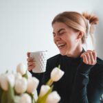 Pernilla Böckerman Instagram - Mainos @cerave ☀️🫶🏼 Oletko sinäkin tehnyt samoja mokia? 🥹 Kun huolehdin ihostani nostaa se myös itsetuntoani. Pitäessäni huolta kehostani, pidän myös kasvoistani samalla tavalla huolta. En myöskään peitä kasvojani meikillä, vaan annan pisamien näkyä, erityisesti nyt, kun kesä lähestyy ja ne ovat selvästi näkyvillä ☺️ CeraVe on tehnyt ihonhoidosta helppoa ja nopeaa, ja se on minusta mahtavaa! Yksi valikoiman suosikeistani on Facial Moisturising Lotion SPF 50, joka tarjoaa UVA- ja UVB-suojan samalla kosteuttaen ihoa koko päivän 💦 #cerave #developedwithderms #faceitlikeaderm