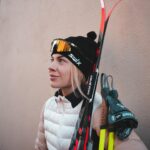 Pernilla Böckerman Instagram - Pertsasta on saatu hyvä pohja soutuun! 🤝🏻 Talven treenit sujuivat hiihdon parissa, ja siihen oli mukava uppoutua. Alun perin lähdin tähän harjoitusprojektiin ajatuksella kehittää soututekniikkaani. Hiihdossa ja soutamisessa on paljon yhteisiä elementtejä, jotka tukevat toisiaan. Nyt kun kunto ja keskivartalon voima ovat hyvällä tasolla, seuraava askel on keskittyä voimapainotteiseen saliharjoitteluun ennen täyttä keskittymistä soutuun. Suunnitelmissa on kuitenkin vielä viikonloppuna suunnata hiihtoladulle. Oli se sen verran hauskaa puuhaa ☺️🙌🏼 Iso kiitos @kalle.sport parhaista hiihtovarusteista! Oli ilo nauttia hiihtämisestä, kun varusteet olivat kunnossa 💚 Tuotteet saatu* @kalle.sport @rossignolnordic @onewaysport