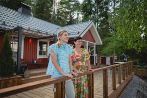 Pernilla Böckerman Instagram - Huvila ja Huussi tänään kello 20 Nelosella 🏡❤️ Ohjelman lopputulos oli uskomaton ja juuri meidän näköisemme. Nyt meillä on täydellinen paikka luoda yhteisiä muistoja ystävien ja perheen kanssa!

Kuvat @marikasaikkonen
