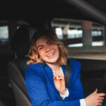 Pernilla Böckerman Instagram - Mainos @cerave 🧡 Välillä aamut ovat todella kiireisiä! Nopeasti vaatteet päälle, samaan aikaan laukun pakkaaminen ja sitten jo matkalla kohti autoa! 👋🏼 Tämä on hyvin tyypillinen aamuni ✨ Laukustani löytyy usein CeraVe:n uutuus seerumi. Se on kätevä ottaa mukaan, koska se on kompaktin kokoinen ja mahtuu aina laukkuun. Sitä on myös helppo käyttää kiireen keskellä, esimerkiksi näin autossa. CeraVe:n Hydrating Hyaluronic Acid Serum sisältää hyaluronihappoa ja keramideja joka kosteuttaa ihoa jopa 24 tuntia ja auttaa vahvistamaan ihon suojakerrosta. Seerumin lisäksi käytän Facial Moisturising Lotion SPF 50. Lopputulos on aina ihanan raikas 🥰 Seerumi on uusi ja tullut kauppoihin nyt keväällä! #cerave #developedwithderms