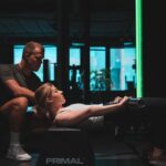 Pernilla Böckerman Instagram - Lantionnosto on yksi parhaista liikkeistä, jolla voidaan kehittää pakaroiden voimatasoja ja lihasmassaa 🍑 Monilla liike kuitenkin kipeyttää alaselkää, joka johtuu usein siitä, että alaselkä jää liian notkolle. Tällöin pakara ei pääse supistumaan täysin, vaan kuormitus kohdistuu suhteeessa enemmän lannerankaan ja alaselän lihaksiin. Jos tämä oli hyödyllinen vinkki, tulet saamaan moninkertaisen hyödyn 15.4. alkavassa Athletic 2.0 -valmennuksessa, jossa laitamme tuloksesi täysin uudelle tasolle 📈 ✔️ Early bird 99€. Voimassa 16.4. (Norm. hinta 119€) ✔️ Maksu on mahdollista suorittaa myös liikuntaeduilla ✔️ Lue lisää ja liity mukaan bion linkistä! Lämpimästi tervetuloa 🔥