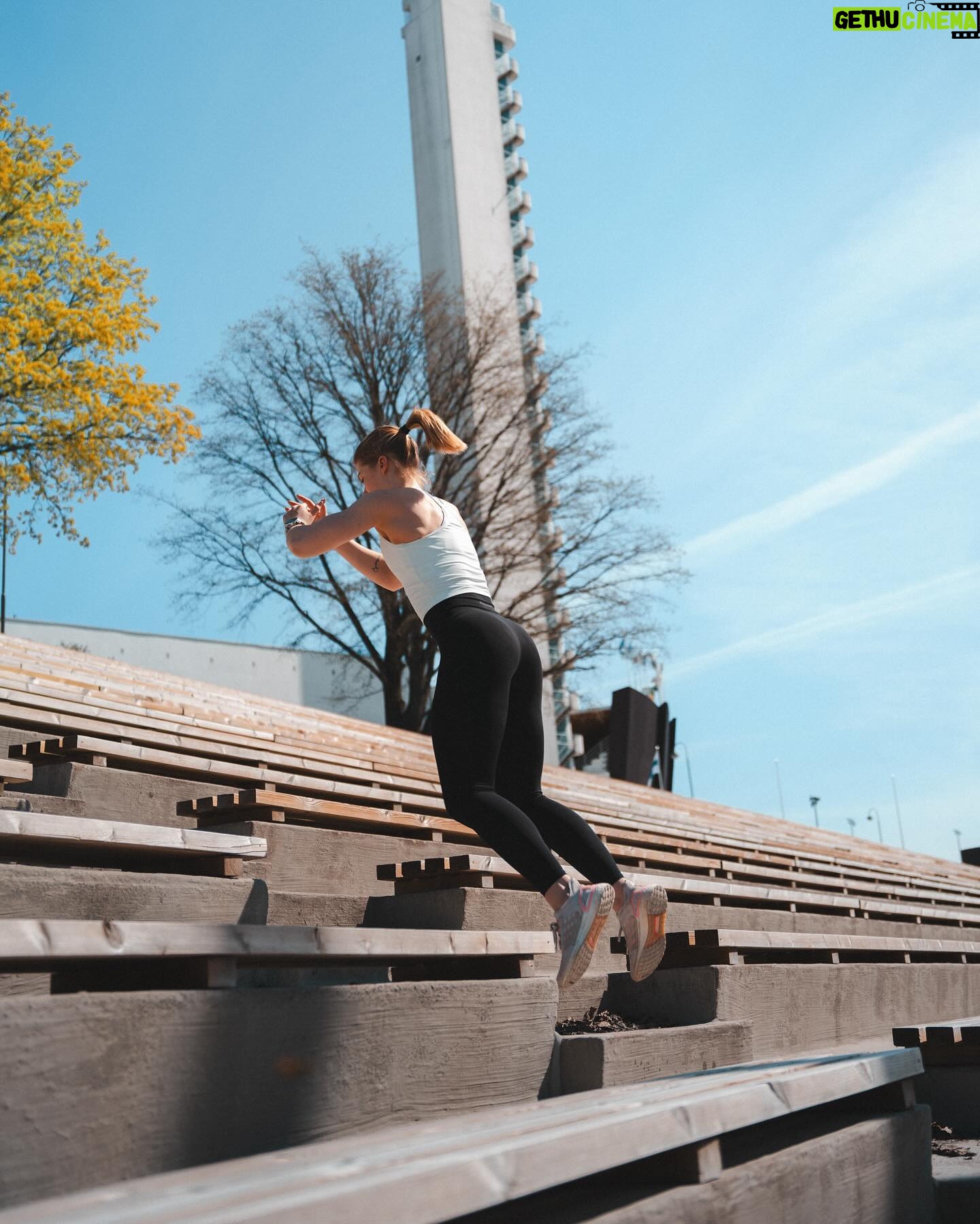 Pernilla Böckerman Instagram - KICKSTART summer Edition 🔥 Haluatko kokea entistä paremman olon omassa kehossasi ja saada enemmän energiaa sekä iloa arkeesi? 🩵☀️ Kerrassaan upea treeniohjelma nimeltään KICKSTART Summer Edition on suunniteltu juuri sinua varten! 😍 Yhdessä @joosuavisuri kanssa olemme luoneet 10 viikon mittaisen ohjelman, joka sisältää monipuolisia ja motivoivia harjoitteita! Tässä treeniohjelmassa pääset nauttimaan 👇🏼 - Salitreeneistä 2-4 kertaa viikossa - Kymmeniä maukkaita reseptejä eri aterioille - Porras- ja mäkivetotreenit - Toiminnallista harjoittelua - Kotitreenivaihtoehdot - Viikkovideot tueksi - Oma mobiilisovellus ✅ Materiaalit ovat heti käytettävissäsi oston jälkeen! Nyt voit hankkia treenipaketin 59€ sunnuntaihin saakka. Sen jälkeen hinta nousee 79€. Älä missaa tätä tilaisuutta tuoda uutta energiaa ja iloa elämääsi treenaamisen kautta! ❤️🔥 Bion linkistä mukaan!