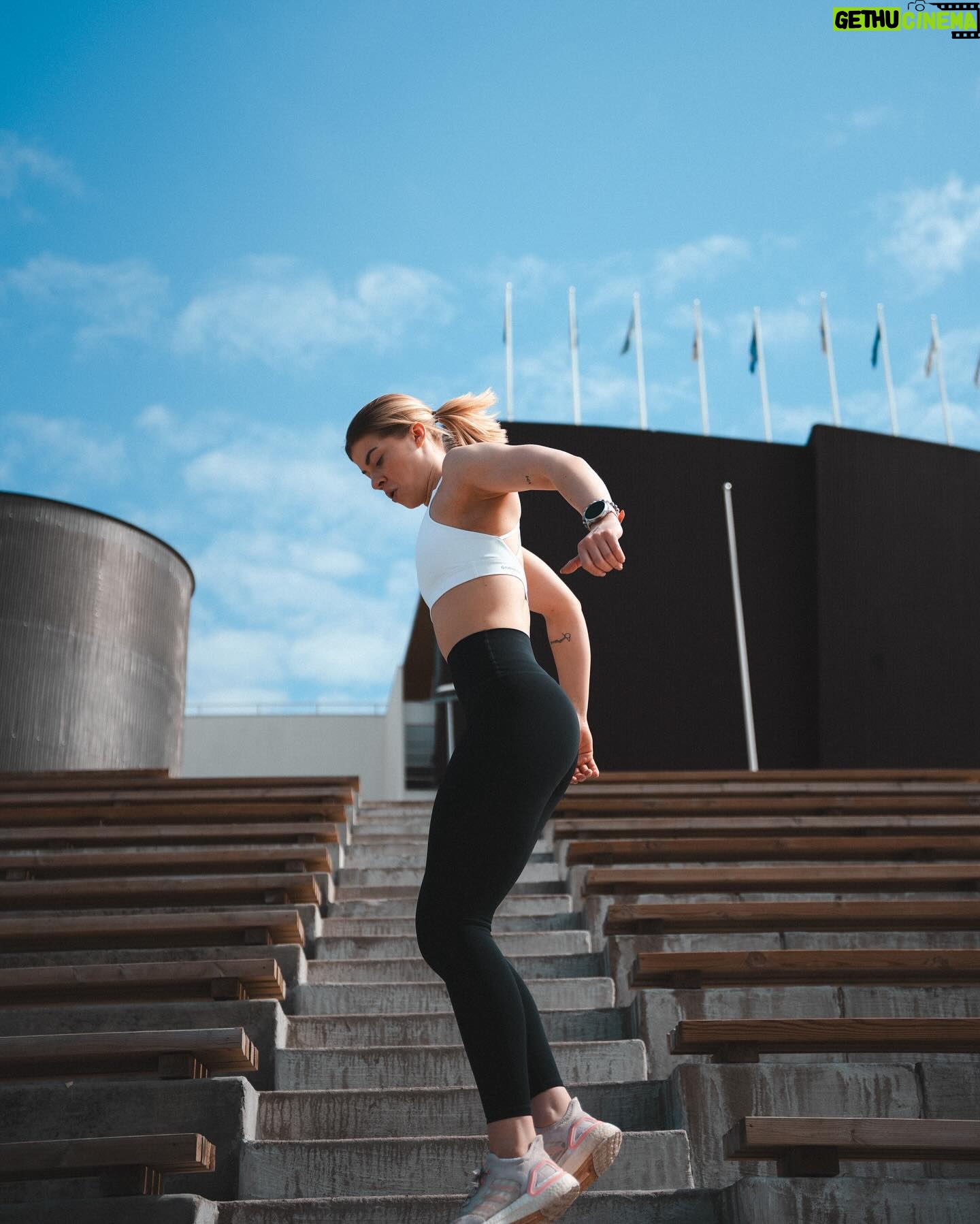 Pernilla Böckerman Instagram - Mainos @gymnation alekoodi 🩵Aurinko lämmittää niin ihanasti 🥹🌤️ Halusin jakaa teille omat suosikkini kesän treenivaatteista, jotka ovat ehdottomat must-have - valintani. Rentoa, värikästä ja tyylikästä. Näillä vaatteilla jaksaa treenata läpi kesän! 👟 Koodilla ”PERNILLA10” saat -10% alen kaikista normaalihintaisista tuotteista ✨ STRAPPY RIBBED CROP TOP STRAPPY PERFORMANCE SPORTS BRA HIGH-WAIST BIKER SHORTS HIGH-WAIST TRAINING TIGHTS Käytän kokoa XS ja olen 169cm pitkä. Vaatteet ovat suunniteltu Suomessa 🇫🇮 ja valmistettu Liettuassa Bluesign®-sertifioidussa tehtaassa! #gymnationwear