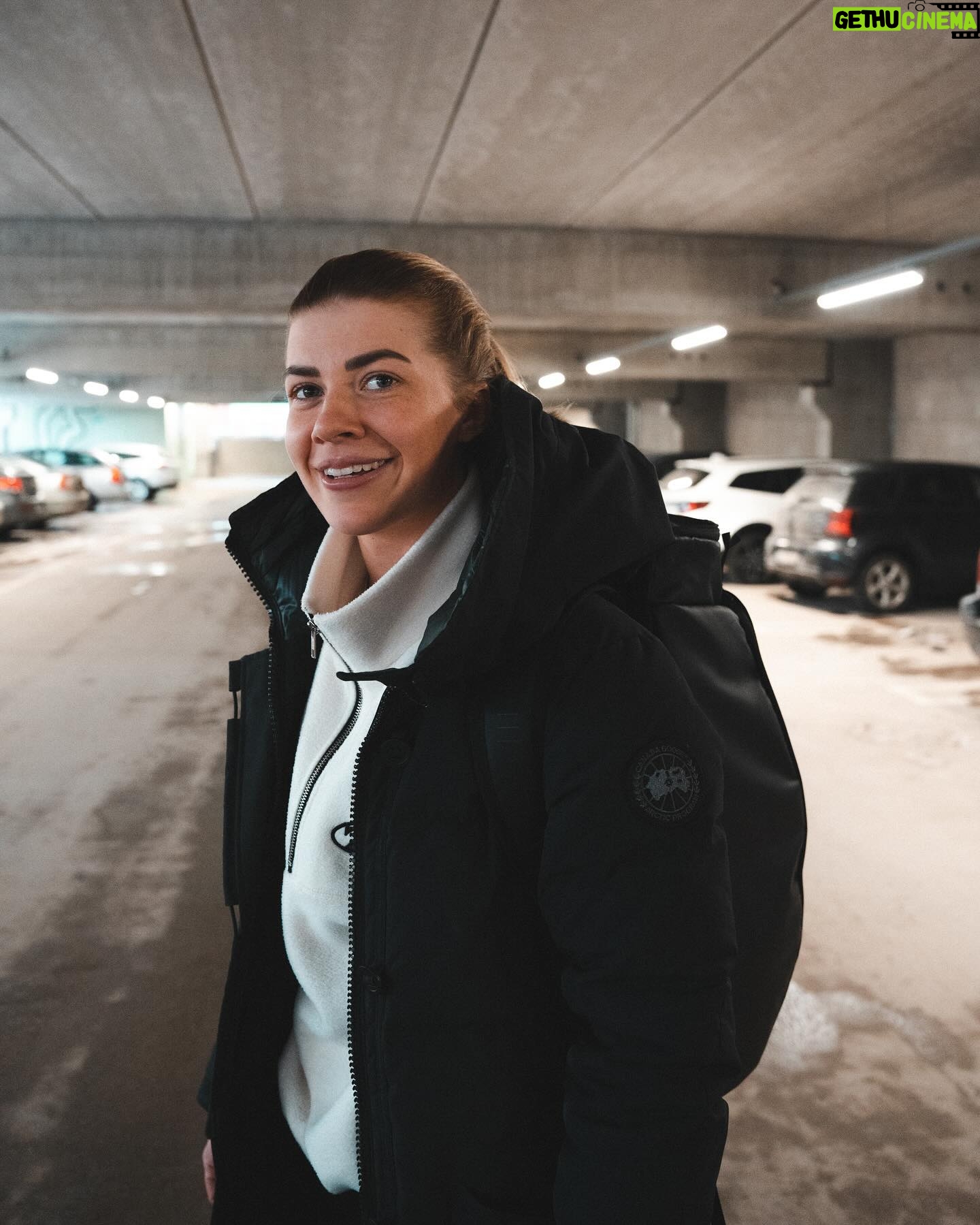 Pernilla Böckerman Instagram - Jag känner mig hemma här 🚣♀️ När du känner glädje och inspiration, finns det inget som kan stoppa dig från att nå dina mål och drömmar. Se varje dag som en möjlighet att fortsätta att växa och utvecklas. Följ ditt hjärta, fortsätt att sträva efter det som ger dig glädje och håll fast vid den inspiration som brinner inom dig. Livet är vad du gör det till, så fortsätt att omfamna det med entusiasm och tacksamhet💙✨