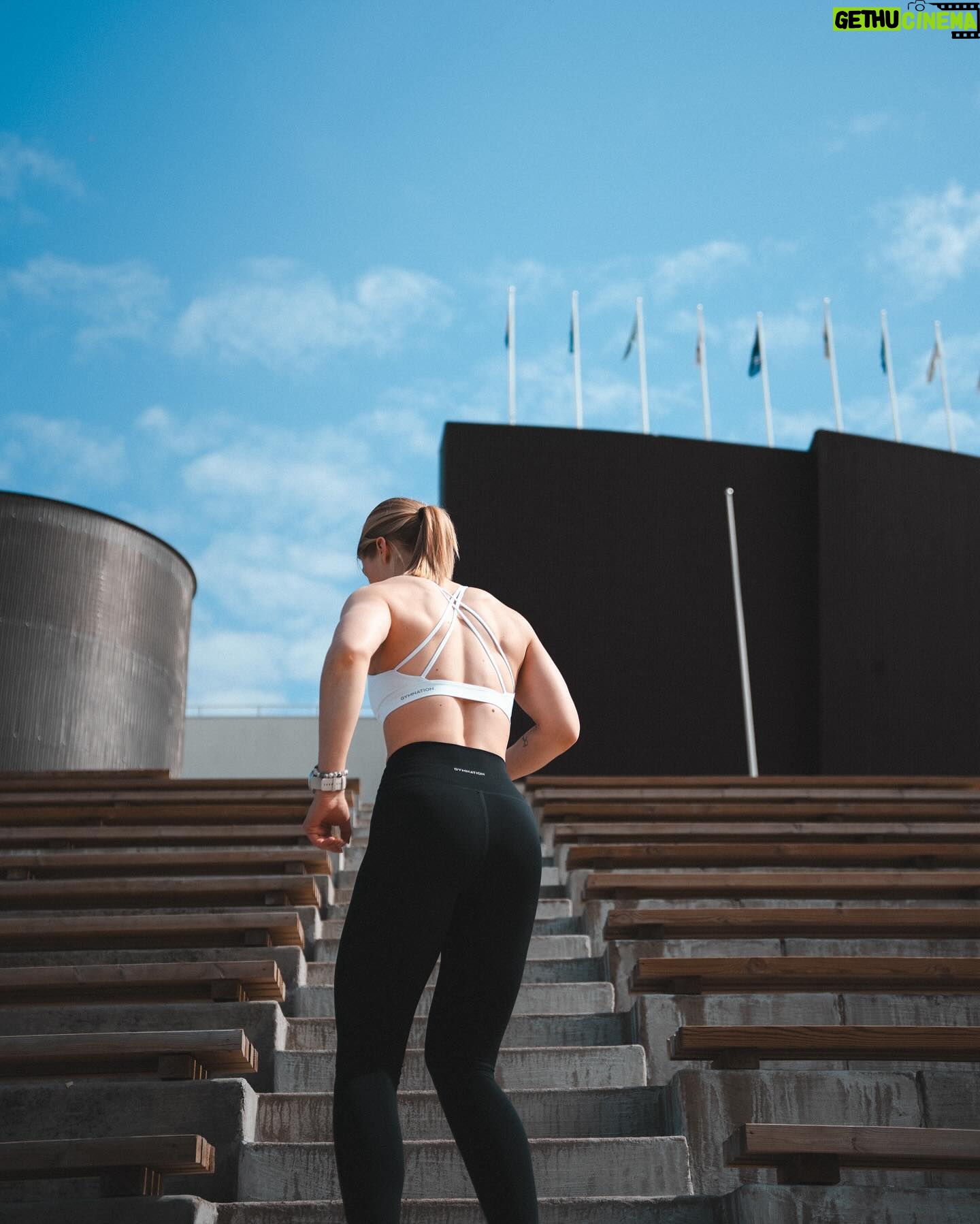 Pernilla Böckerman Instagram - Mainos @gymnation alekoodi 🩵Aurinko lämmittää niin ihanasti 🥹🌤️ Halusin jakaa teille omat suosikkini kesän treenivaatteista, jotka ovat ehdottomat must-have - valintani. Rentoa, värikästä ja tyylikästä. Näillä vaatteilla jaksaa treenata läpi kesän! 👟 Koodilla ”PERNILLA10” saat -10% alen kaikista normaalihintaisista tuotteista ✨ STRAPPY RIBBED CROP TOP STRAPPY PERFORMANCE SPORTS BRA HIGH-WAIST BIKER SHORTS HIGH-WAIST TRAINING TIGHTS Käytän kokoa XS ja olen 169cm pitkä. Vaatteet ovat suunniteltu Suomessa 🇫🇮 ja valmistettu Liettuassa Bluesign®-sertifioidussa tehtaassa! #gymnationwear