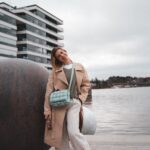 Pernilla Böckerman Instagram - Mainos @humblesmoothie 🧡✨ Rakastan arkeani ja sen monipuolisuutta 🙌🏼 Arvostan erityisesti niitä pieniä hetkiä ja pyrin olemaan täysin läsnä niissä! Kevät on täällä ja kesä tulee. Nautin! Humblen smoothiet sopivat lähes kaikkiin arjen hetkiin ja siitä syystä niitä tulee juotua paljon. Humblet ovat kylmäpuristettuja, täynnä hedelmiä ja marjoja ja maku on aina ihanan raikas! Välipalan merkitys korostuu erityisesti pitkinä päivinä 🏃🏼‍♀️👋🏼 Suosikkini on ehdottomasti mango ja raikas marja smoothie . Mikä on sun lemppari kaikista Humbleista? 🍊🍓 #yourhumble
