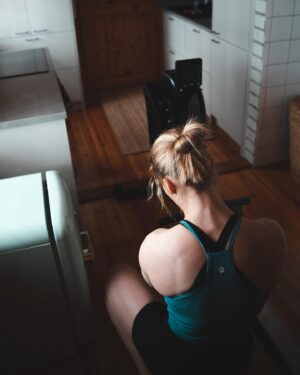 Pernilla Böckerman Instagram - En tiedä mikä siinä on, mutta tämä on kyllä erittäin hienoa hommaa 🚣🏼‍♀️🤝🏻 Onneksi pääsen pian pois täältä keittiöstä, kun kesä tulee ja laite siirtyy ulos 🙌🏼