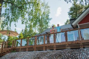 Pernilla Böckerman Instagram - Huvila ja Huussi tänään kello 20 Nelosella 🏡❤️ Ohjelman lopputulos oli uskomaton ja juuri meidän näköisemme. Nyt meillä on täydellinen paikka luoda yhteisiä muistoja ystävien ja perheen kanssa!

Kuvat @marikasaikkonen