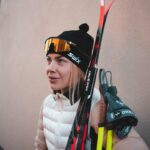 Pernilla Böckerman Instagram - Pertsasta on saatu hyvä pohja soutuun! 🤝🏻 Talven treenit sujuivat hiihdon parissa, ja siihen oli mukava uppoutua. Alun perin lähdin tähän harjoitusprojektiin ajatuksella kehittää soututekniikkaani. Hiihdossa ja soutamisessa on paljon yhteisiä elementtejä, jotka tukevat toisiaan. Nyt kun kunto ja keskivartalon voima ovat hyvällä tasolla, seuraava askel on keskittyä voimapainotteiseen saliharjoitteluun ennen täyttä keskittymistä soutuun. Suunnitelmissa on kuitenkin vielä viikonloppuna suunnata hiihtoladulle. Oli se sen verran hauskaa puuhaa ☺️🙌🏼 Iso kiitos @kalle.sport parhaista hiihtovarusteista! Oli ilo nauttia hiihtämisestä, kun varusteet olivat kunnossa 💚 Tuotteet saatu* @kalle.sport @rossignolnordic @onewaysport