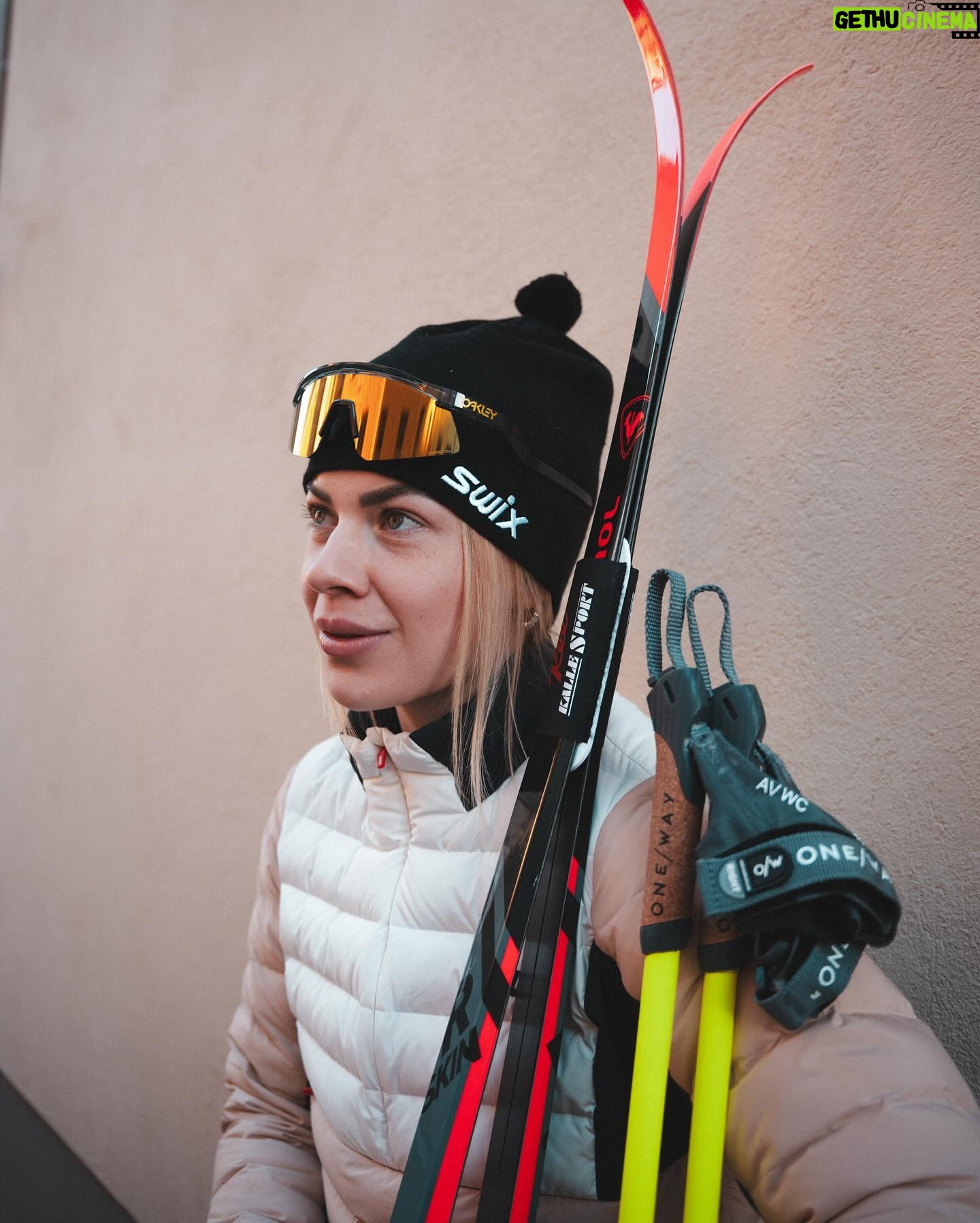 Pernilla Böckerman Instagram - Pertsasta on saatu hyvä pohja soutuun! 🤝🏻 Talven treenit sujuivat hiihdon parissa, ja siihen oli mukava uppoutua. Alun perin lähdin tähän harjoitusprojektiin ajatuksella kehittää soututekniikkaani. Hiihdossa ja soutamisessa on paljon yhteisiä elementtejä, jotka tukevat toisiaan. Nyt kun kunto ja keskivartalon voima ovat hyvällä tasolla, seuraava askel on keskittyä voimapainotteiseen saliharjoitteluun ennen täyttä keskittymistä soutuun. Suunnitelmissa on kuitenkin vielä viikonloppuna suunnata hiihtoladulle. Oli se sen verran hauskaa puuhaa ☺️🙌🏼 Iso kiitos @kalle.sport parhaista hiihtovarusteista! Oli ilo nauttia hiihtämisestä, kun varusteet olivat kunnossa 💚 Tuotteet saatu* @kalle.sport @rossignolnordic @onewaysport