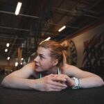 Pernilla Böckerman Instagram - Välillä mietin, miksi valitsin sisäsoudun kaikkien mahdollisten lajien joukosta. Aika hullua hommaa. Ehkä juuri siinä syy, miksi jäin koukkuun ⚡️ Valmentajani antoi viimeisillä terveisillään ohjeen: ”Nauti vielä, kun voit.” Varoitti, että vuoden viimeiset kuukaudet voivat olla tukalia 🤪🔥