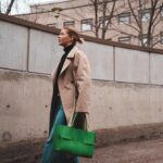 Pernilla Böckerman Instagram - Nyt vaihtuu tämän tyyliset vaatteet kumisaappaisiin ja ulkoiluvaatteisiin. Pääsiäisen suunnitelmat on syödä suklaata ja hakkaa halkoja niin vimmatusti 🏠🤝🏻🪵