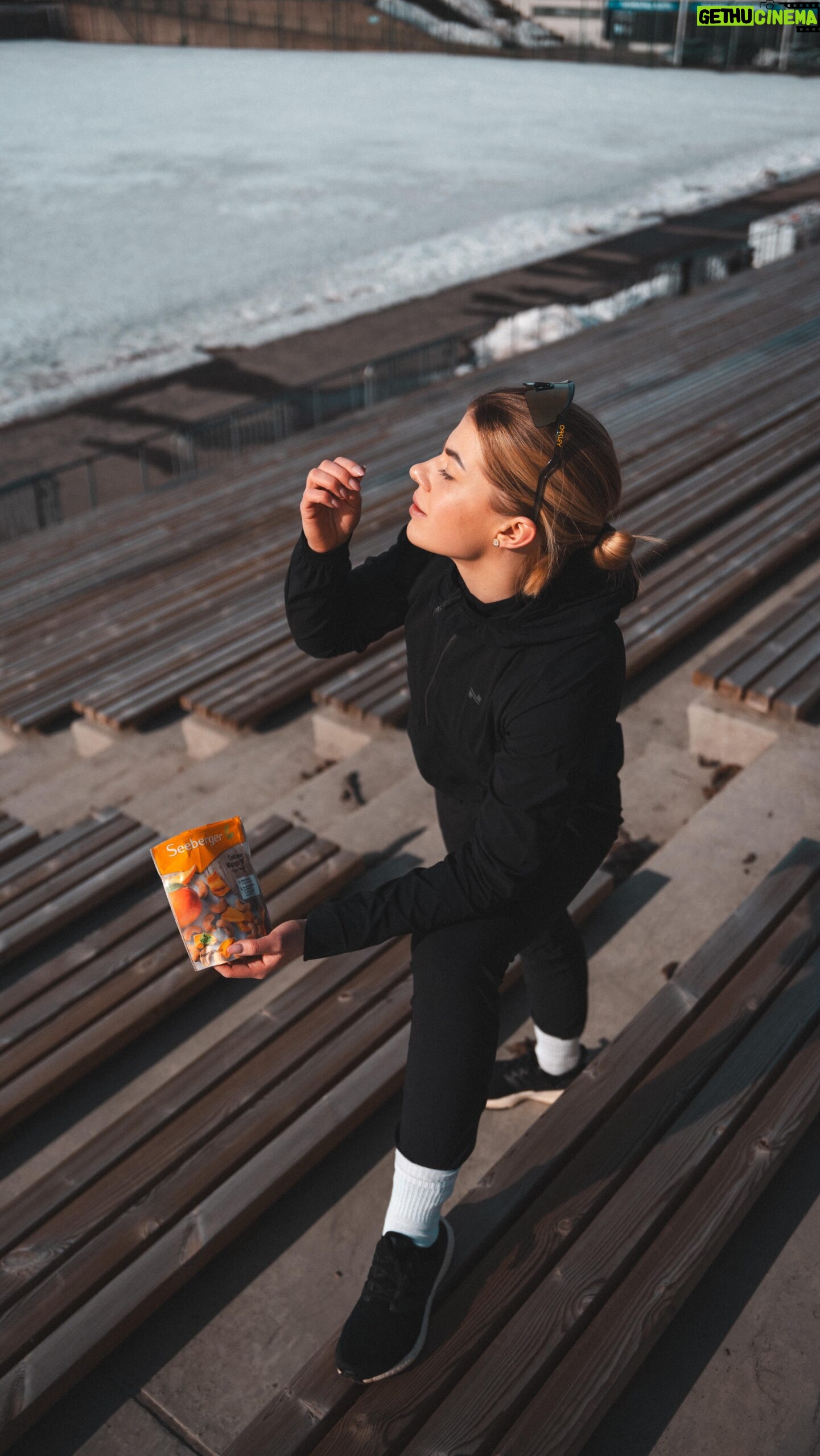 Pernilla Böckerman Instagram - Mainos @seeberger_fi Arvonta 🧡 Välipala nassuun ja portaisiin! Seebergerin herkulliset välipalat tarjoavat tarvittavan energian ja ravintoaineet parhaaseen suoritukseen 🙌🏼🥭 Uudet herkulliset maut Cashew-Mango-Mix, Cashew-Cranberry-Mix ja Choco-Cranberry-Mix ovat saatavilla K- ja S-ryhmän kaupoissa. Oma suosikkini on Cashew-Mango-Mix ☺️ Nyt sulla on mahdollisuus voittaa yksi kolmesta upeasta Seeberger-välipalapaketista, jotka sisältävät uutuustuotteita! 👉🏼 Osallistu arvontaan kommentoimalla ystäväsi kommentteihin ja seuraamalla @seeberger_fi Instagramissa - niin olet mukana arvonnassa! Arvonta-aika on 24.3.-31.3.2024. Arvon 3 voittajaa ja otan heihin yhteyttä yksityisviestillä Instagramissa. Instagram ei sponsoroi, suosittele tai hallinnoi kampanjaa millään tavalla eikä se liity mitenkään metaan. #SnackSeeberger