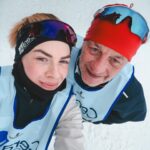 Pernilla Böckerman Instagram - Mainos @cerave 🤍 Vasaloppet 45 huikea yhteinen urheilumuisto 🏅 Hiihdot on nyt takana päin ja fiilikset on enemmän kuin kiitolliset! Tämä talvi on ollut täynnä hiihtoa ja kilpailuihin valmistautumista. Kaikki sujui hienosti ja itse kisapäivä oli antoisa ja todella jännittävä 🤩 Isäni ja minä lähdimme tähän projektiin yhdessä ja kannustimme toisiamme viimeisiin tasatyöntöihin asti! Olemme super kiitollisia koko CeraVe -tiimille tästä upeasta mahdollisuudesta. Nyt meillä on jälleen yksi ikimuistoinen urheiluhetki yhdessä 💪🏼 Erityisesti haluan nostaa esiin CeraVe Advanced Repair Ointment -tuotteen, joka on ollut luottotuotteeni koko matkan ajan. Sen kevyt geelivoidekoostumus kosteuttaa ihoa tehokkaasti ja tuntuu todella miellyttävältä! #cerave #developedwithderms