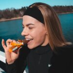 Pernilla Böckerman Instagram - Mainos @cornyfinland 🩵 Täällä yksi super iloinen tyyppi! On niin mahtavaa, että pääsen tekemään yhteistyötä Cornyn kanssa 🥰 Olen hehkuttanut täällä useamman kerran Smoothieita urheilun yhteydessä ja nyt haluan tuoda esiin uuden helmen: Corny Soft Protein! Nämä pehmoiset proteiinipatukat sisältävät huimat 30 % proteiinia, kollageenia ja eivät sisällä lisättyä sokeria. Ne sopivat täydellisesti aktiiviseen elämäntapaani 🙌🏼 Helppo ottaa mukaan minne tahansa ja maistuvat vielä ekstra herkullisilta täällä luonnon keskellä! 🌿⛅️ #corny #cornyfinland #seherkumpiproteiinipatukka #cornysoftprotein #cornyprotein #seherkumpivälipala #seherkumpivälipalapatukka