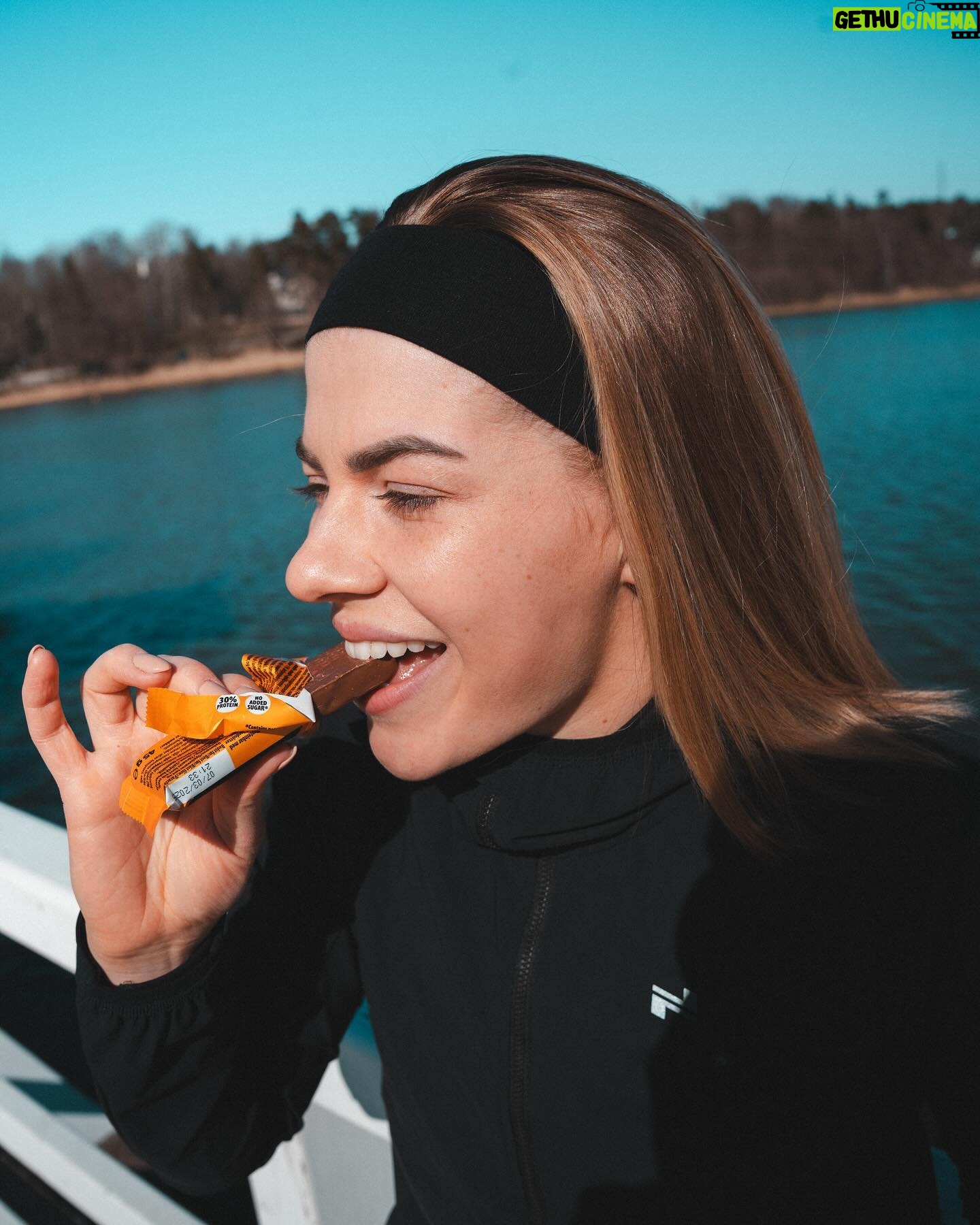 Pernilla Böckerman Instagram - Mainos @cornyfinland đ©” TÀÀllĂ€ yksi super iloinen tyyppi! On niin mahtavaa, ettĂ€ pÀÀsen tekemÀÀn yhteistyötĂ€ Cornyn kanssa đ„° Olen hehkuttanut tÀÀllĂ€ useamman kerran Smoothieita urheilun yhteydessĂ€ ja nyt haluan tuoda esiin uuden helmen: Corny Soft Protein! NĂ€mĂ€ pehmoiset proteiinipatukat sisĂ€ltĂ€vĂ€t huimat 30 % proteiinia, kollageenia ja eivĂ€t sisĂ€llĂ€ lisĂ€ttyĂ€ sokeria. Ne sopivat tĂ€ydellisesti aktiiviseen elĂ€mĂ€ntapaani đđŒ Helppo ottaa mukaan minne tahansa ja maistuvat vielĂ€ ekstra herkullisilta tÀÀllĂ€ luonnon keskellĂ€! đżâ
ïž #corny #cornyfinland #seherkumpiproteiinipatukka #cornysoftprotein #cornyprotein #seherkumpivĂ€lipala #seherkumpivĂ€lipalapatukka