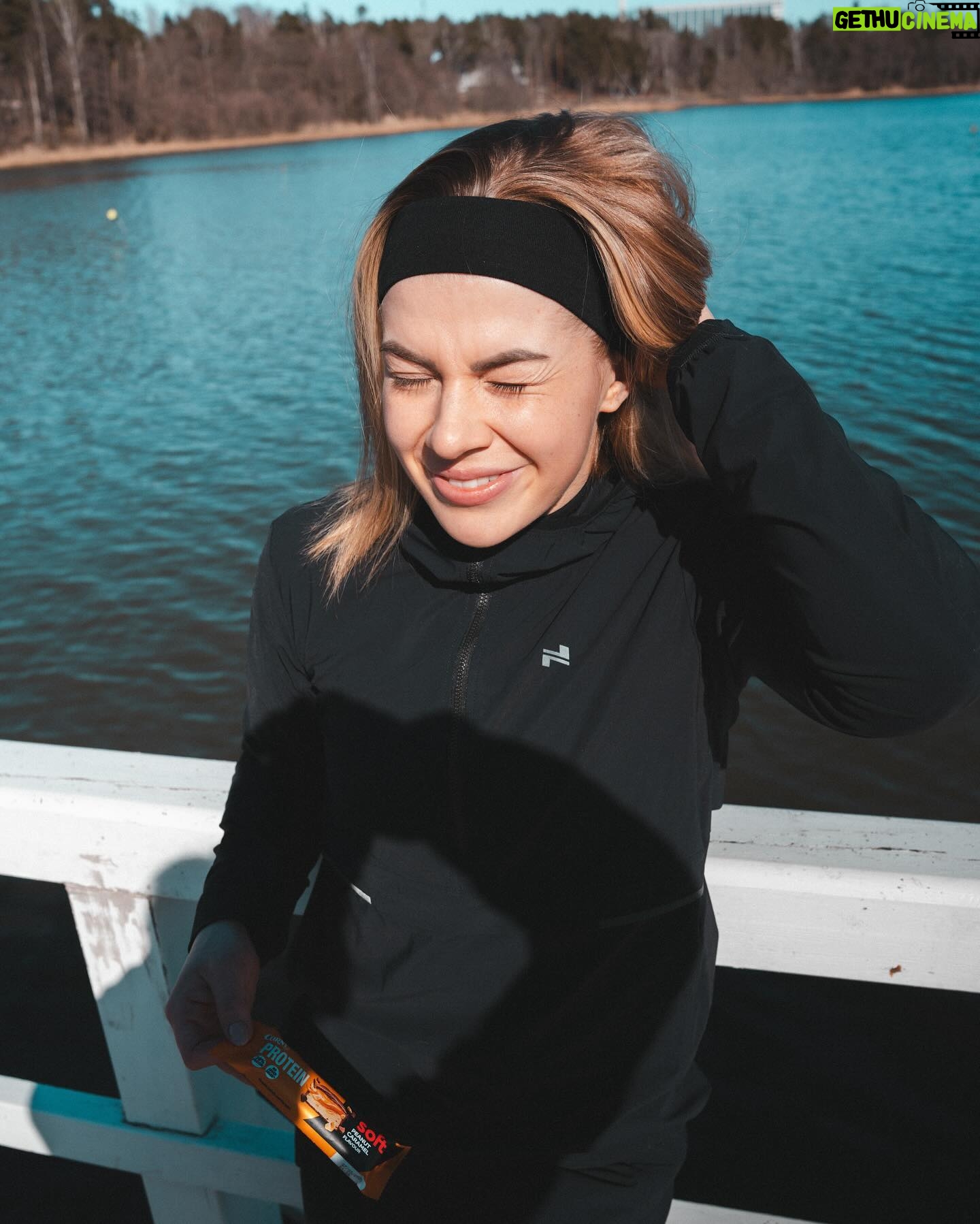 Pernilla Böckerman Instagram - Mainos @cornyfinland đ©” TÀÀllĂ€ yksi super iloinen tyyppi! On niin mahtavaa, ettĂ€ pÀÀsen tekemÀÀn yhteistyötĂ€ Cornyn kanssa đ„° Olen hehkuttanut tÀÀllĂ€ useamman kerran Smoothieita urheilun yhteydessĂ€ ja nyt haluan tuoda esiin uuden helmen: Corny Soft Protein! NĂ€mĂ€ pehmoiset proteiinipatukat sisĂ€ltĂ€vĂ€t huimat 30 % proteiinia, kollageenia ja eivĂ€t sisĂ€llĂ€ lisĂ€ttyĂ€ sokeria. Ne sopivat tĂ€ydellisesti aktiiviseen elĂ€mĂ€ntapaani đđŒ Helppo ottaa mukaan minne tahansa ja maistuvat vielĂ€ ekstra herkullisilta tÀÀllĂ€ luonnon keskellĂ€! đżâ
ïž #corny #cornyfinland #seherkumpiproteiinipatukka #cornysoftprotein #cornyprotein #seherkumpivĂ€lipala #seherkumpivĂ€lipalapatukka