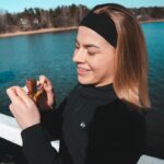 Pernilla Böckerman Instagram – Mainos @cornyfinland 🩵 Täällä yksi super iloinen tyyppi! On niin mahtavaa, että pääsen tekemään yhteistyötä Cornyn kanssa 🥰 Olen hehkuttanut täällä useamman kerran Smoothieita urheilun yhteydessä ja nyt haluan tuoda esiin uuden helmen: Corny Soft Protein! Nämä pehmoiset proteiinipatukat sisältävät huimat 30 % proteiinia, kollageenia ja eivät sisällä lisättyä sokeria. Ne sopivat täydellisesti aktiiviseen elämäntapaani 🙌🏼 Helppo ottaa mukaan minne tahansa ja maistuvat vielä ekstra herkullisilta täällä luonnon keskellä! 🌿⛅️ 

#corny #cornyfinland #seherkumpiproteiinipatukka #cornysoftprotein #cornyprotein #seherkumpivälipala #seherkumpivälipalapatukka
