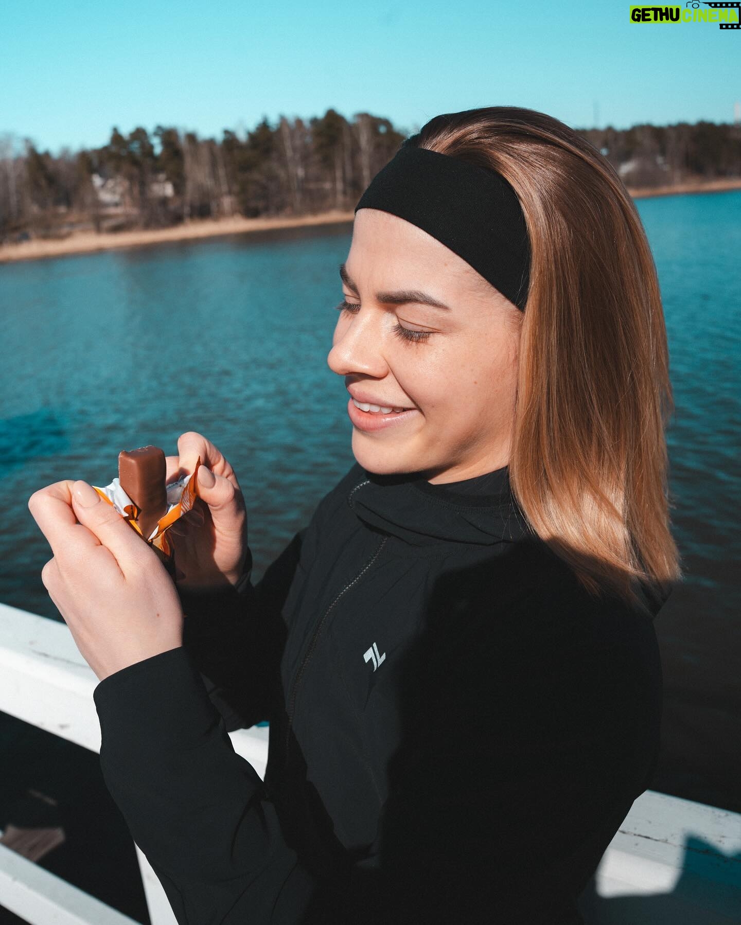 Pernilla Böckerman Instagram - Mainos @cornyfinland đ©” TÀÀllĂ€ yksi super iloinen tyyppi! On niin mahtavaa, ettĂ€ pÀÀsen tekemÀÀn yhteistyötĂ€ Cornyn kanssa đ„° Olen hehkuttanut tÀÀllĂ€ useamman kerran Smoothieita urheilun yhteydessĂ€ ja nyt haluan tuoda esiin uuden helmen: Corny Soft Protein! NĂ€mĂ€ pehmoiset proteiinipatukat sisĂ€ltĂ€vĂ€t huimat 30 % proteiinia, kollageenia ja eivĂ€t sisĂ€llĂ€ lisĂ€ttyĂ€ sokeria. Ne sopivat tĂ€ydellisesti aktiiviseen elĂ€mĂ€ntapaani đđŒ Helppo ottaa mukaan minne tahansa ja maistuvat vielĂ€ ekstra herkullisilta tÀÀllĂ€ luonnon keskellĂ€! đżâ
ïž #corny #cornyfinland #seherkumpiproteiinipatukka #cornysoftprotein #cornyprotein #seherkumpivĂ€lipala #seherkumpivĂ€lipalapatukka